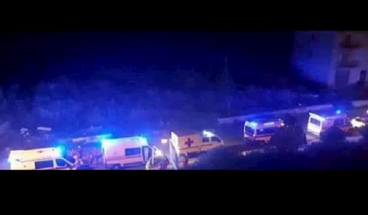 Sambuca come Bergamo: la FOTO della colonna di ambulanze nel paese deserto che trasportano malati Covid