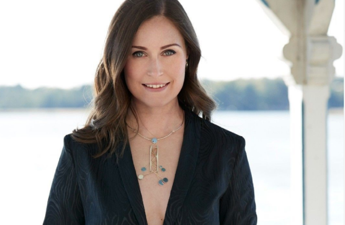 Sanna Marin, premier con l'abito scollato. Finlandesi la difendono dalle critiche