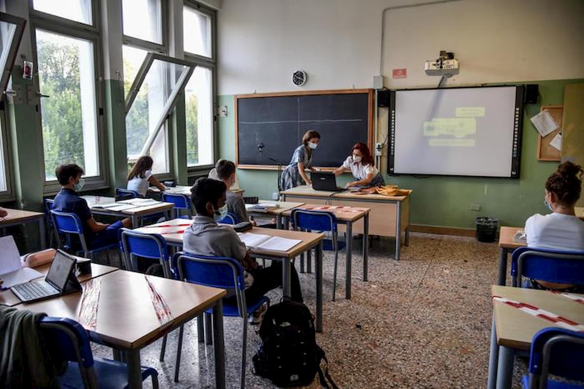 Coronavirus contagi, classifica luoghi pericolosi: Bar, palestre... Scuola ultima
