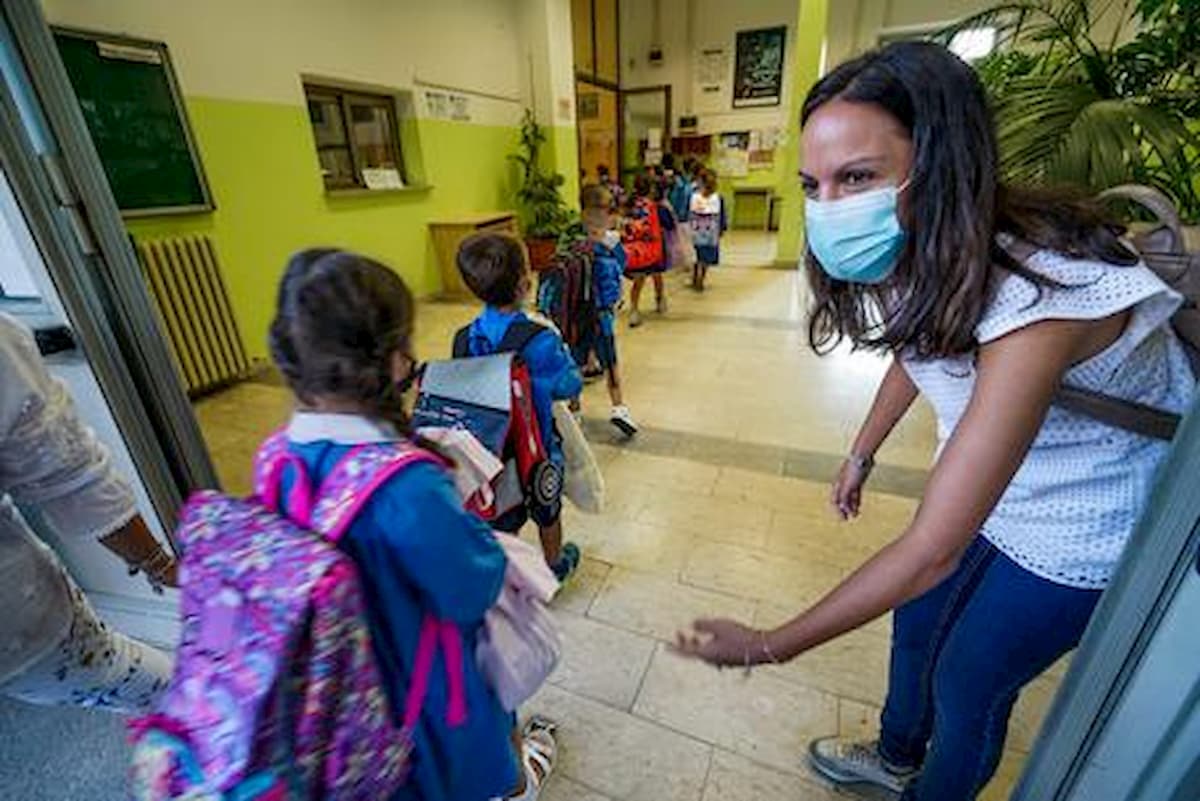 Coronavirus, picco di casi. Pregliasco: "Effetto di riapertura scuole e asintomatici"