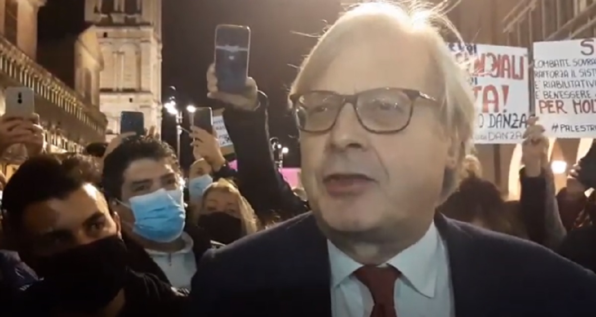 Sgarbi, a Sutri ristoranti aperti fino alle 22: "Il Dpcm non prevede sanzioni..." VIDEO