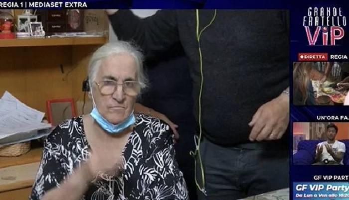 La signora Roberta appare per sbaglio nella diretta del Grande Fratello Vip