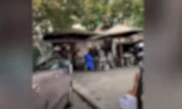 Liceo chiuso, studenti in mucchio al bar. Piazza San Cosimato, Roma (dietro il ministero)