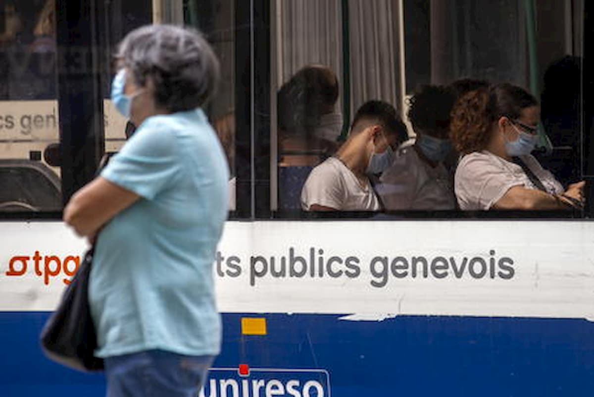 Coronavirus, protocollo ospedali in Svizzera: "Se mancano posti lasciate fuori gli anziani"