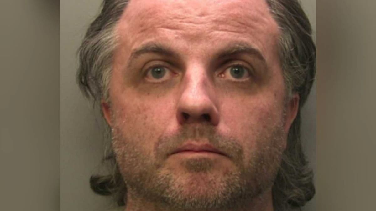 Decapita la madre disabile con una spada