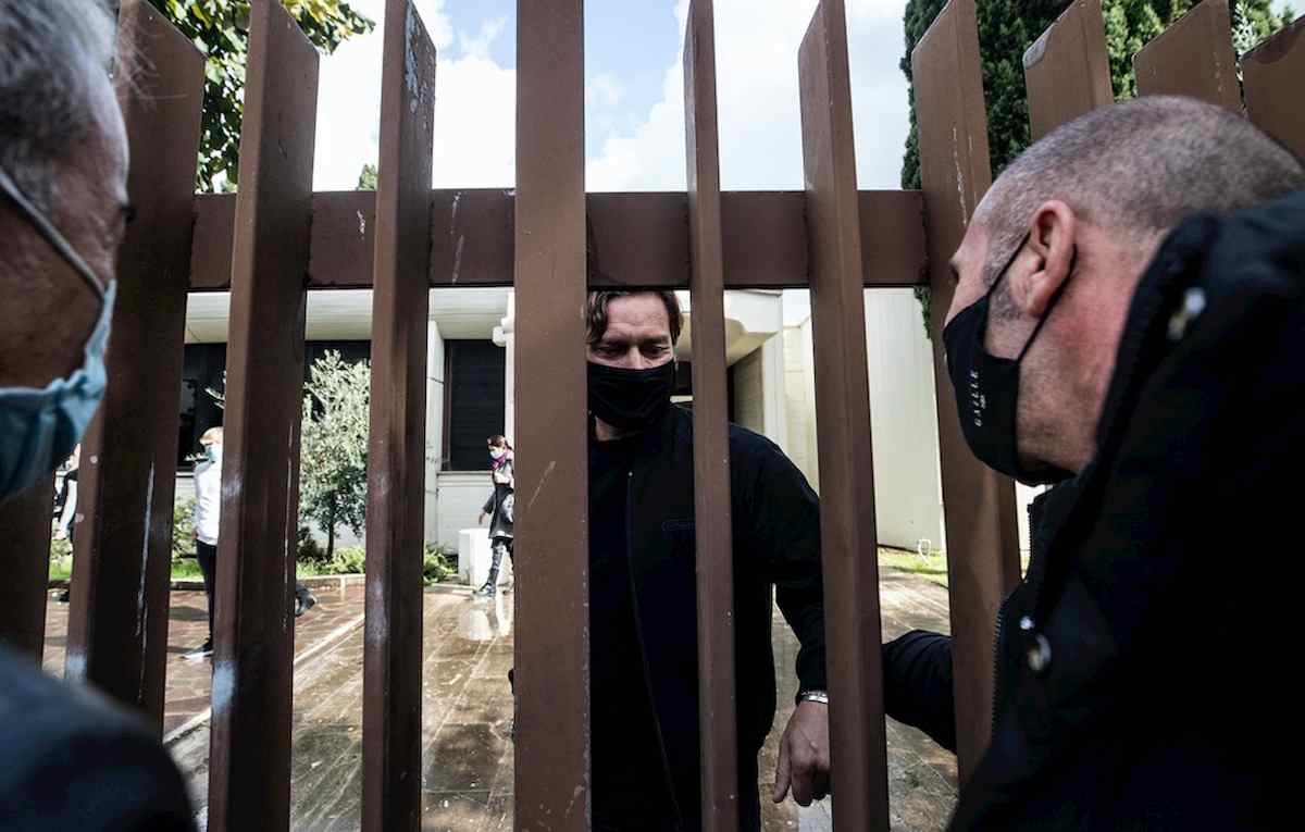 Totti, i funerali di papà Enzo: solo 30 in chiesa, tra loro Bruno Conti Candela