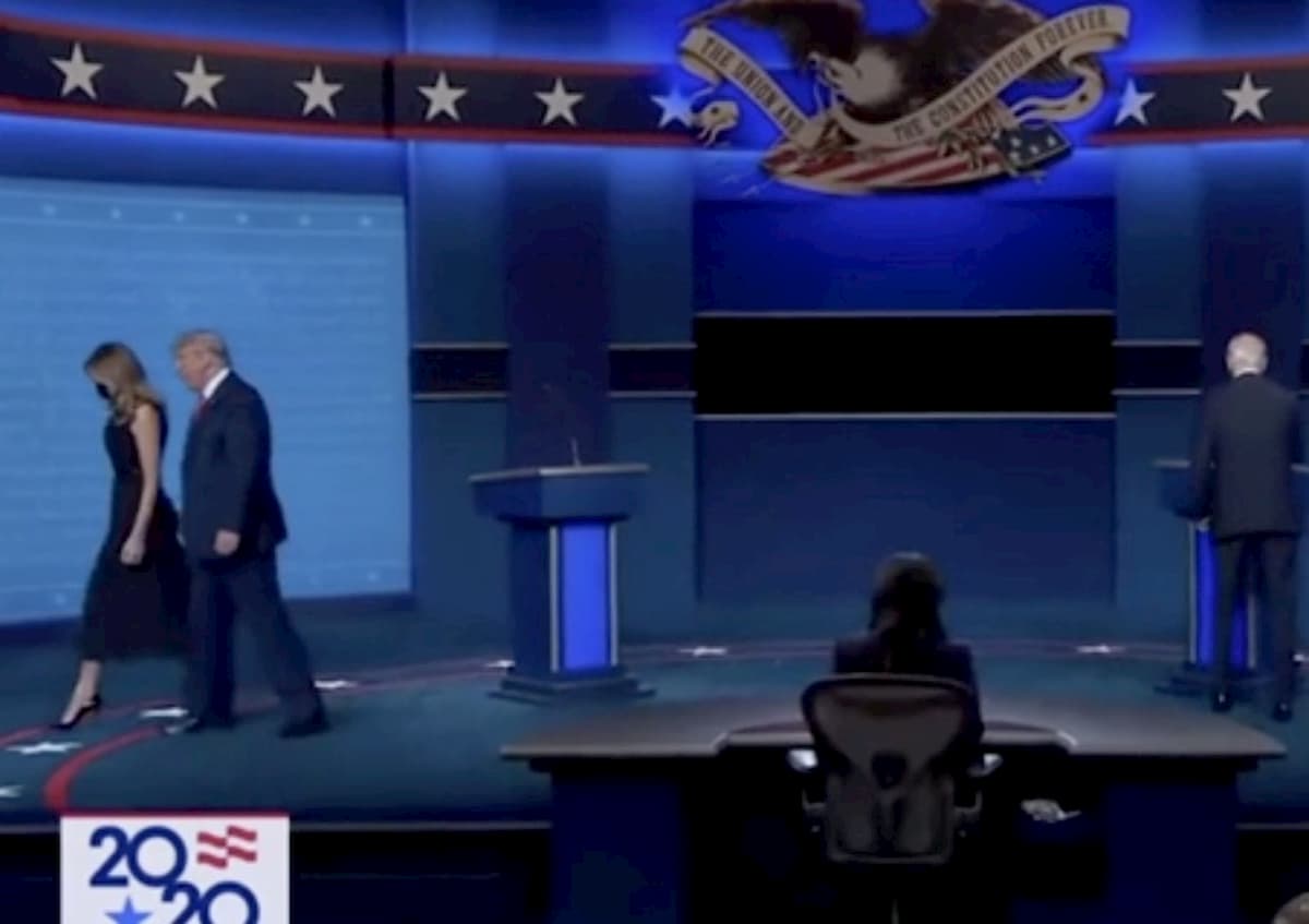 Melania Trump lascia la mano del marito anche all'ultimo dibattito prima delle elezioni