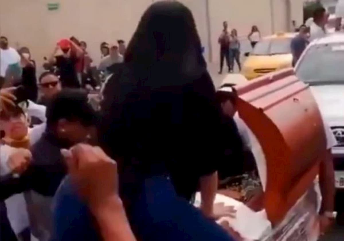 Vedova balla il twerking al funerale sulla bara del marito