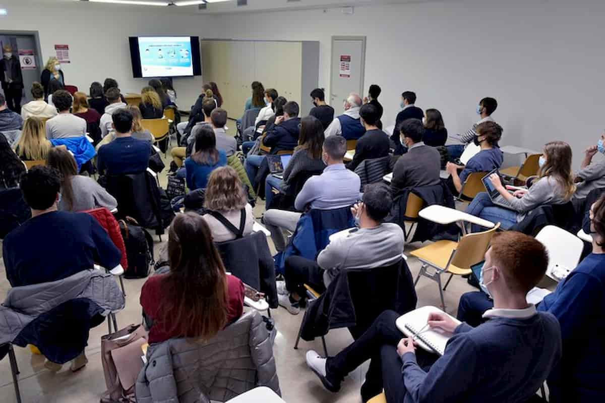 Padova, suicidio professore di matematica all'università: si è lanciato per le scale settimo piano