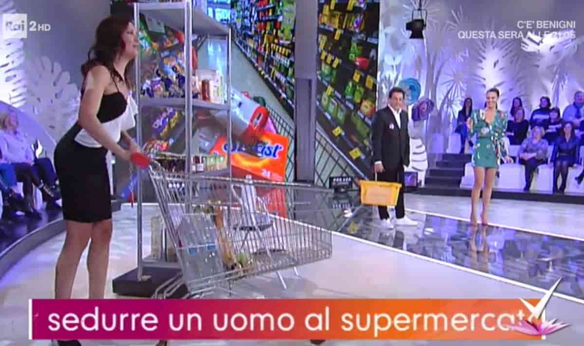 Detto Fatto, nel 2017 con Caterina Balivo stessa scena: "Seduzione al supermercato". Nessuno disse niente
