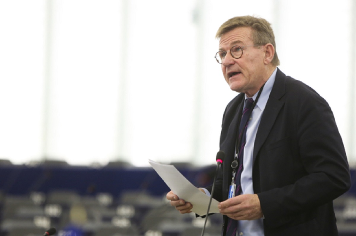 Johan Van Overtveldt, eurodeputato belga al giornalista: "Lui è gay..."