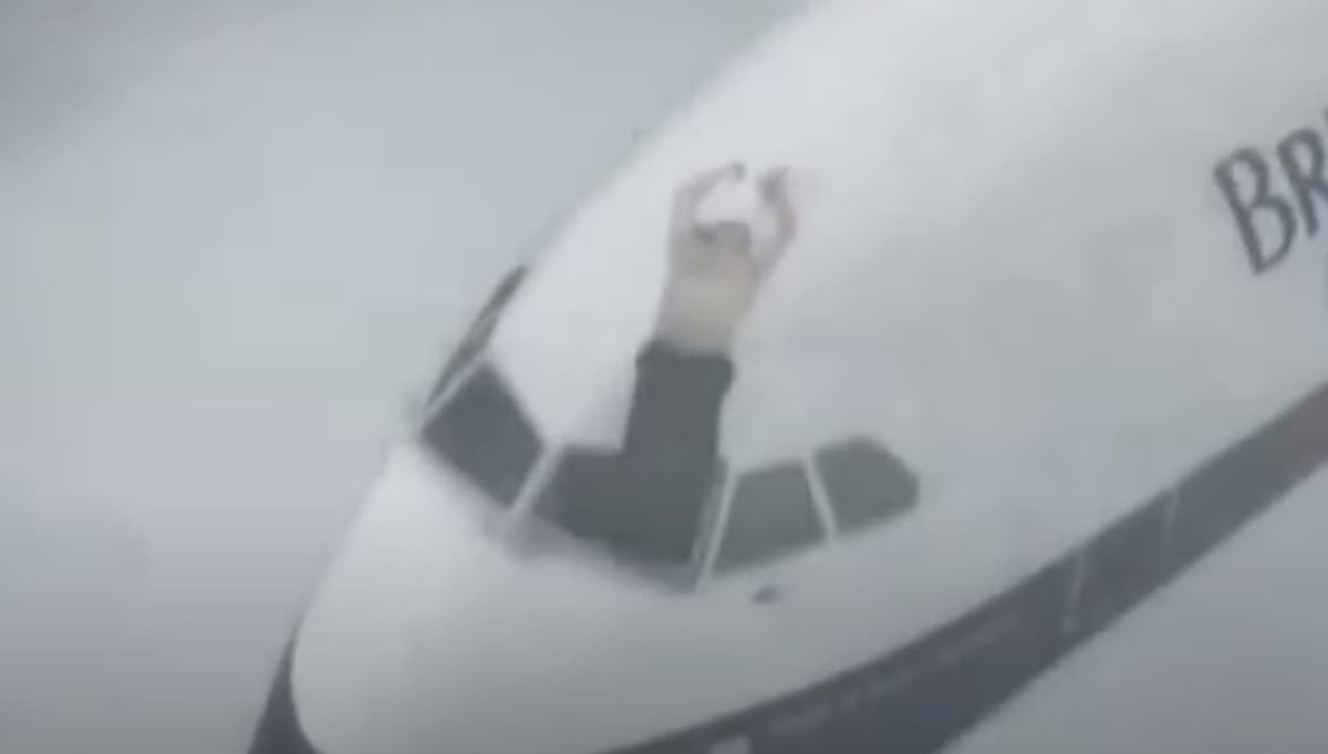 pilota british airways risucchiato aereo