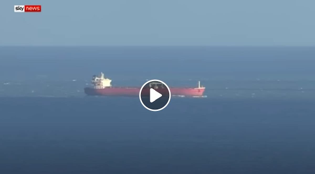 Stretto della Manica. Allarme pirati all'Isola di Wight: ma erano solo clandestini su una petroliera...