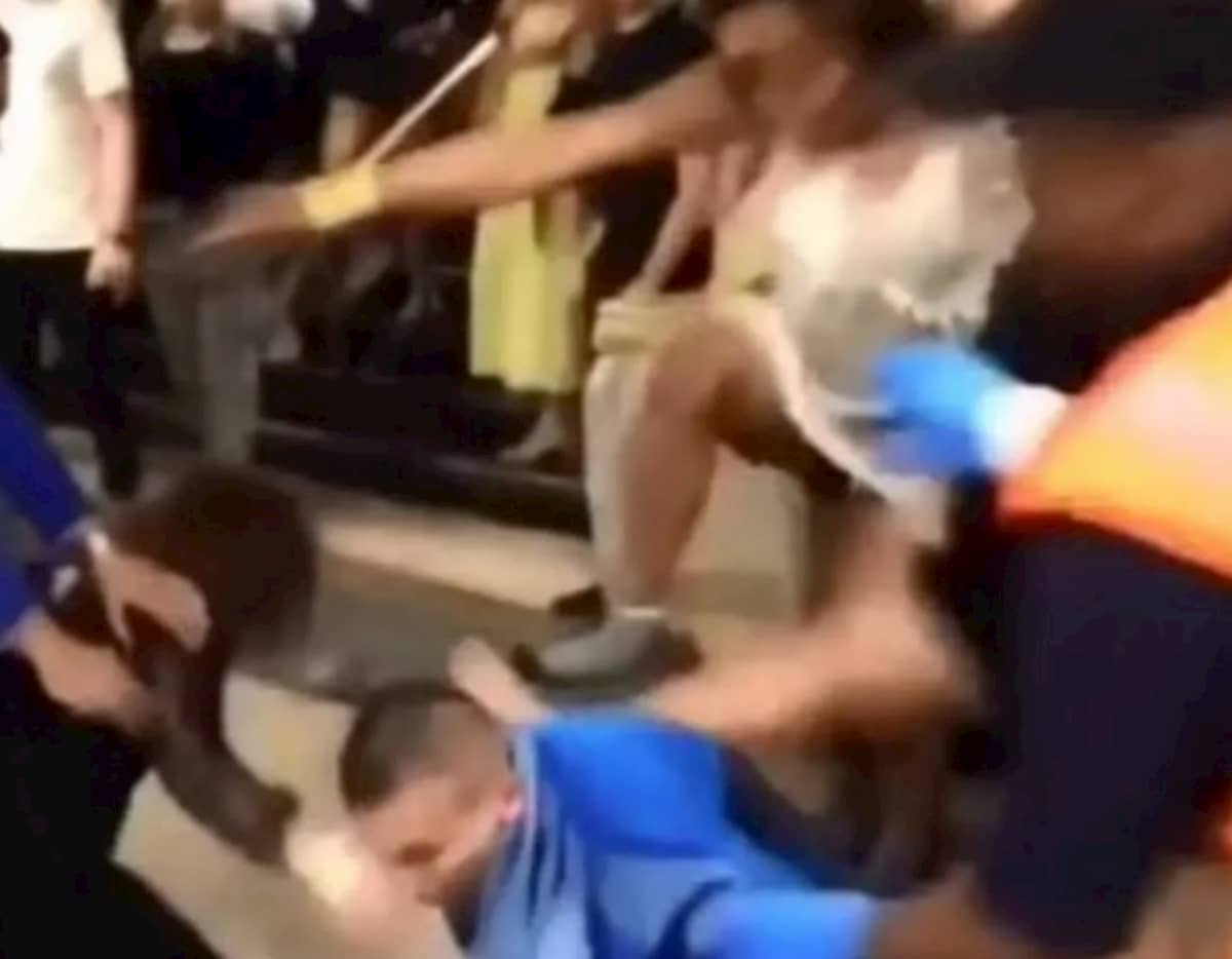 Arabo pestato da gruppo di trans