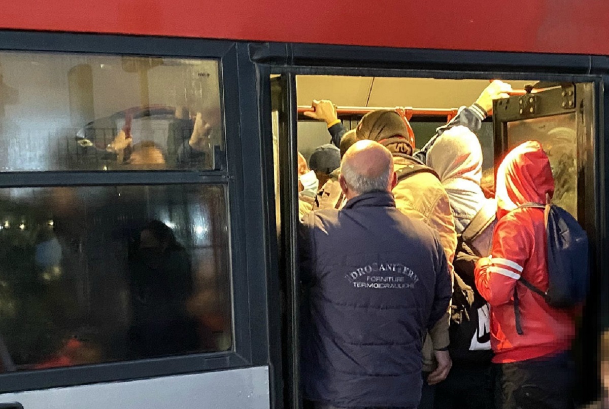 Roma, metro C chiusa per "mancanza di personale": assembramenti sulle navette