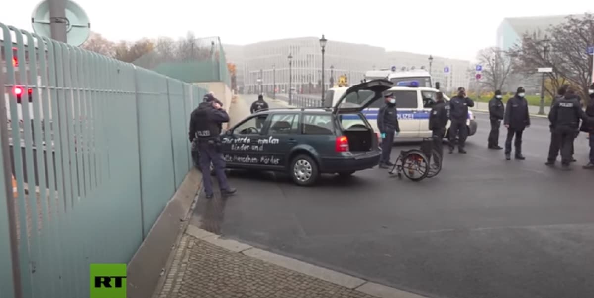 Auto contro l'ufficio della Merkel. Sulla fiancata la scritta: "Assassini di bimbi e anziani" VIDEO