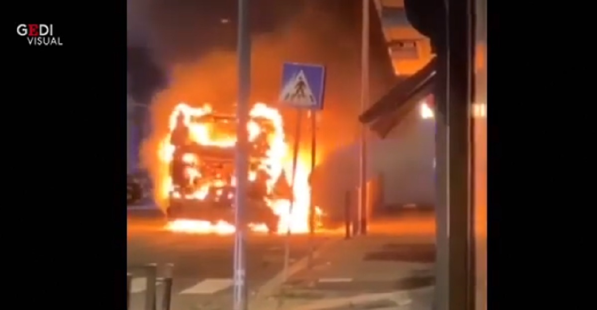 Bus in fiamme a Roma corre senza controllo lungo una discesa VIDEO