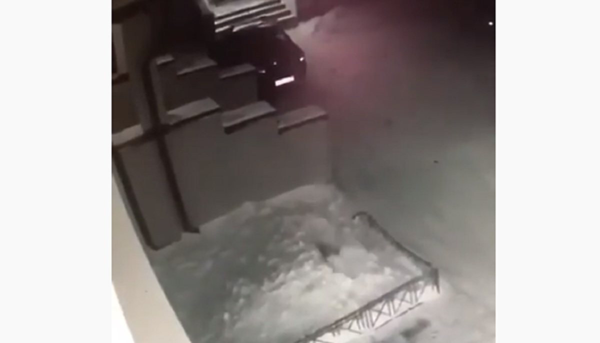 Bambina di sei anni precipita dal quarto piano, la neve le salva la vita VIDEO