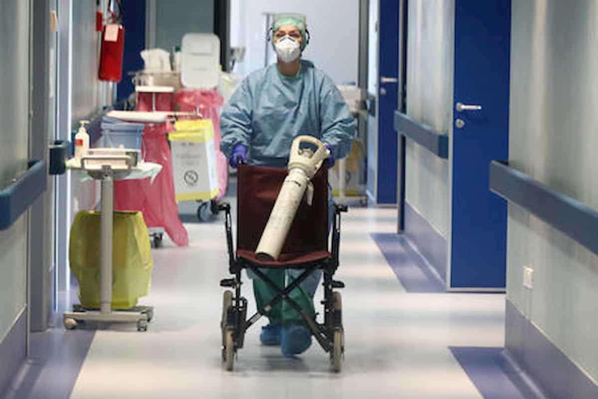 Baronissi: infermiere positivo al Covid si getta dal balcone di casa e muore