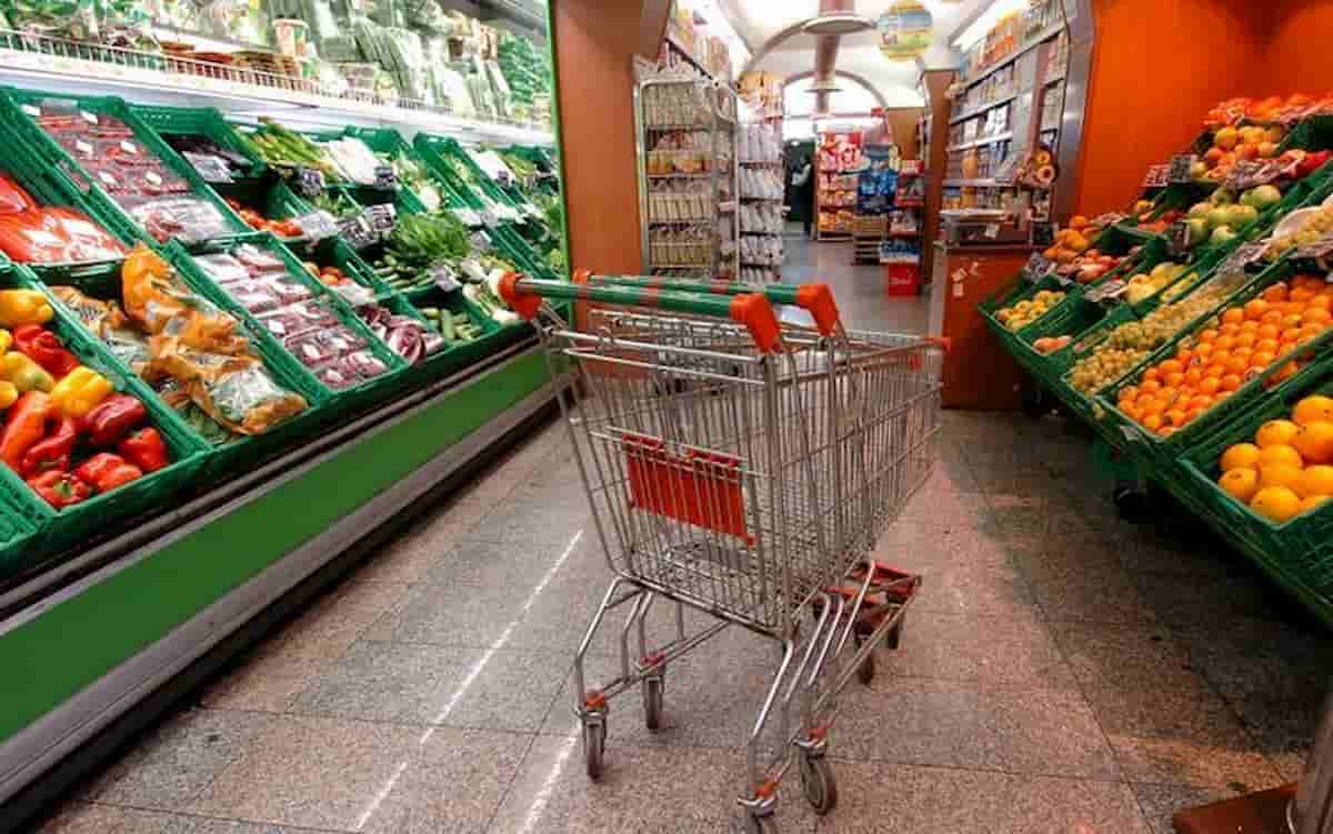 Bonus spesa Covid a Napoli: in 700 li "rubano". Una ha 325mila euro e mente per 100 euro...