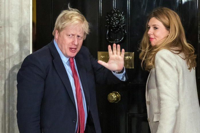 Caldaie a gas proibite in Gran Bretagna dal 2023. Svolta verde di Boris Jonson, nella foto con Carrie Symonds