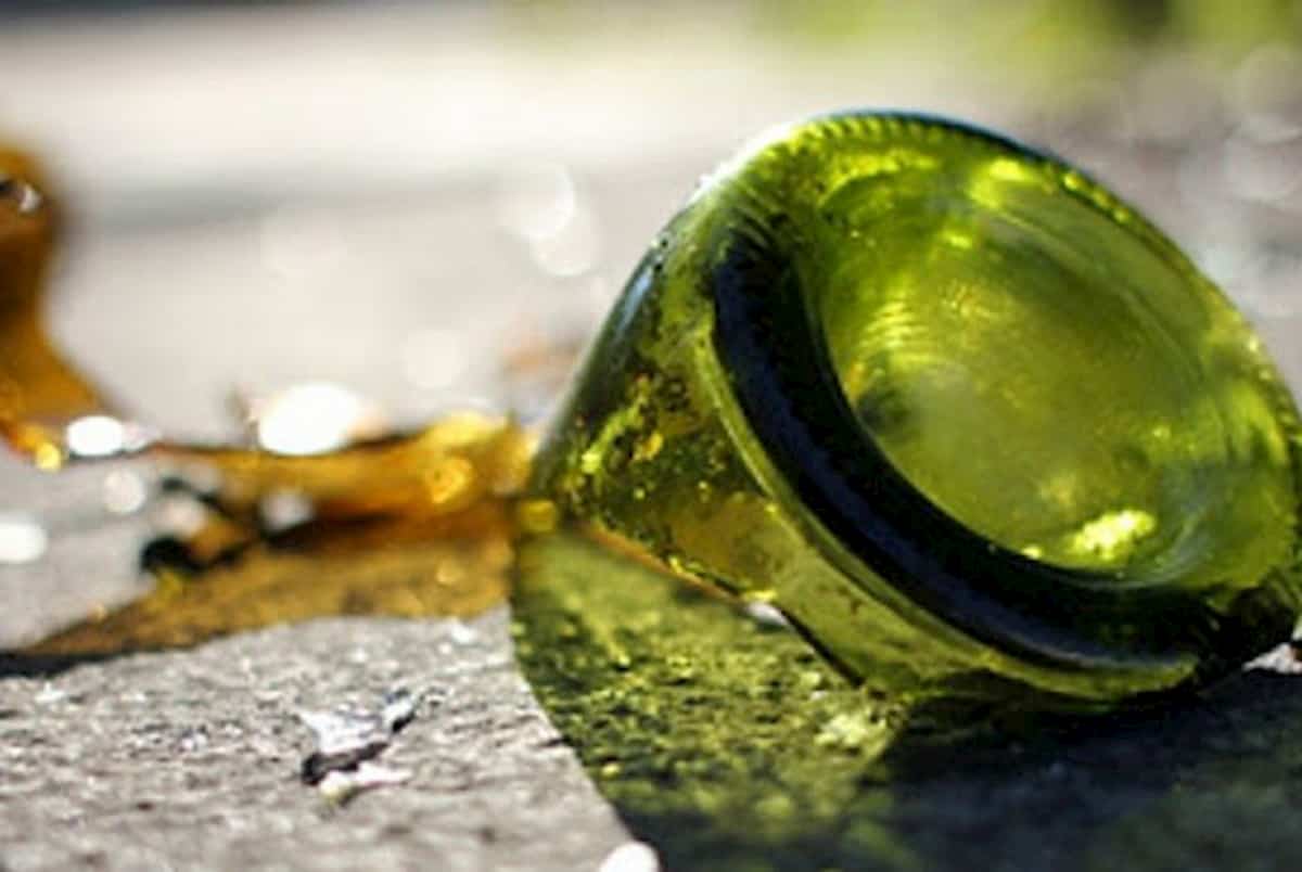 Colpita bottiglia sfregiata Foggia