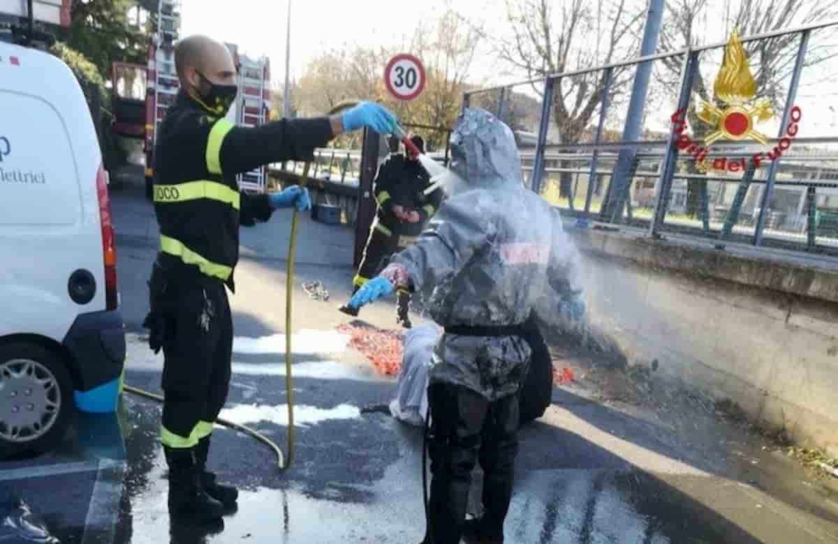 Cane cieco cade in una pozza biologica