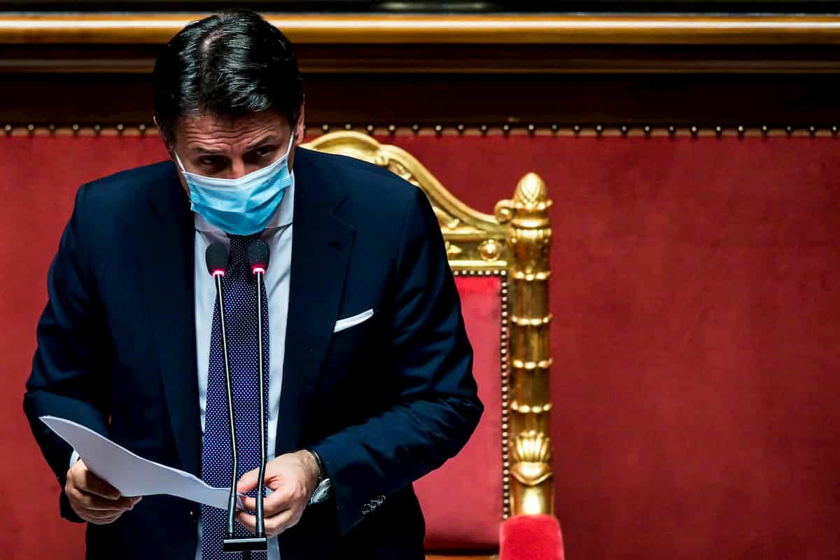 Natale coronavirus, Conte: "Non penso a cenoni e balli". Già sa di feste soli in casa?