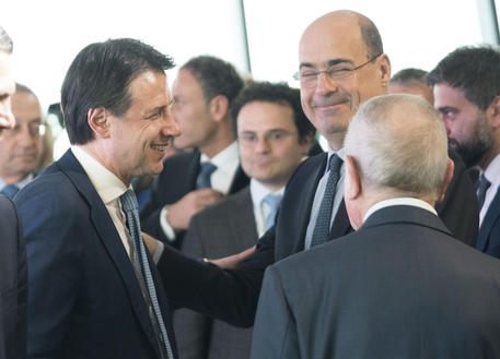 Covid e Regioni mettono in ginocchio l'Italia, ma va avanti da mezzo secolo. Nella foto Conte e Zingaretti