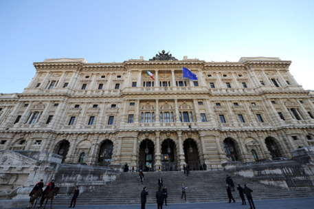 Corte di Cassazione, il covid ha ridotto gli avvocati a e-mail, diritto alla difesa un hashtag