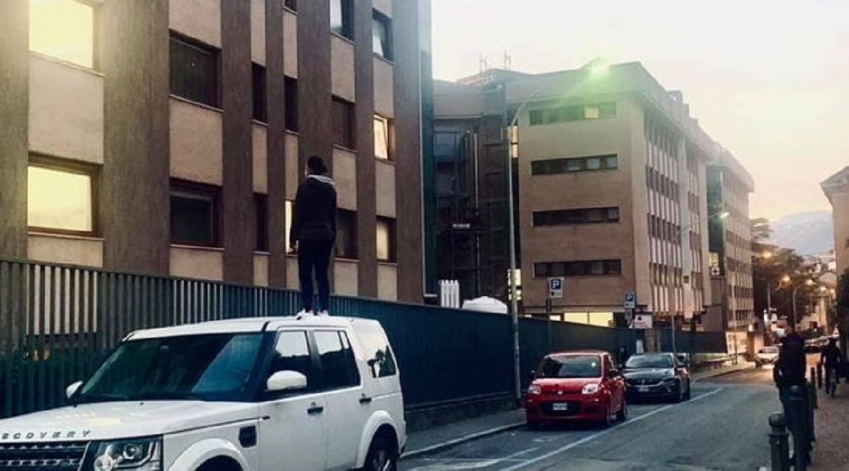 In piedi per ore sull'auto per salutare la mamma malata di Covid, la foto commovente