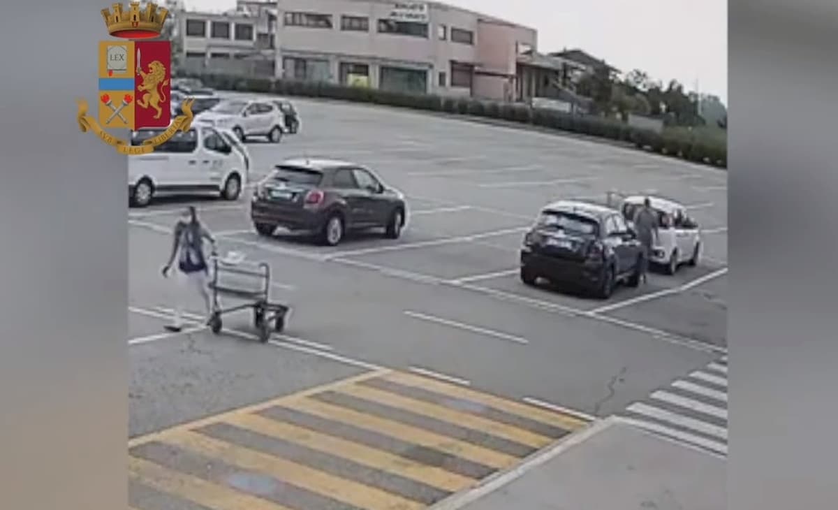 Padre e figlio rubavano borse fuori supermercati