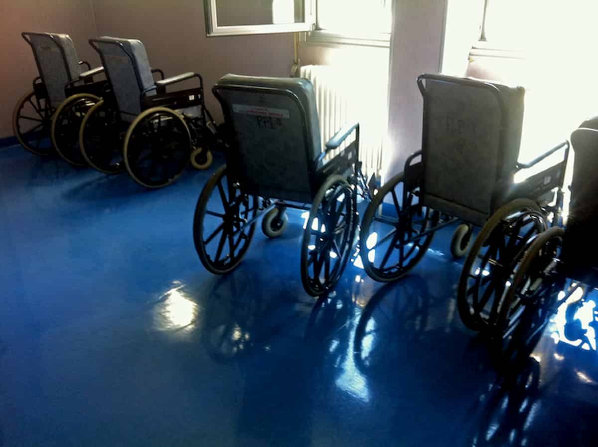 Vittoria (Ragusa), disabile cade dalla carrozina: lo filmano mentre muore e mettono il video sui social