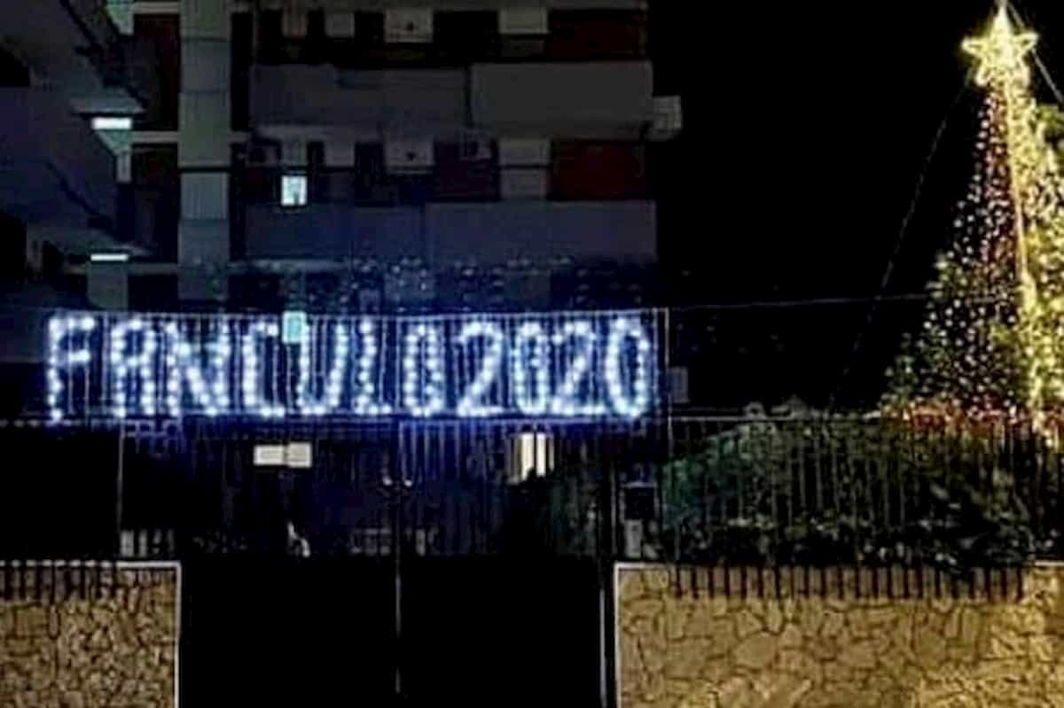 Fanculo 2020 scritta luci manfredonia