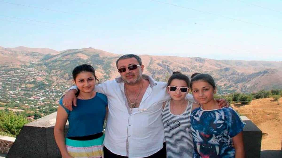 figlie uccidono padre violenze