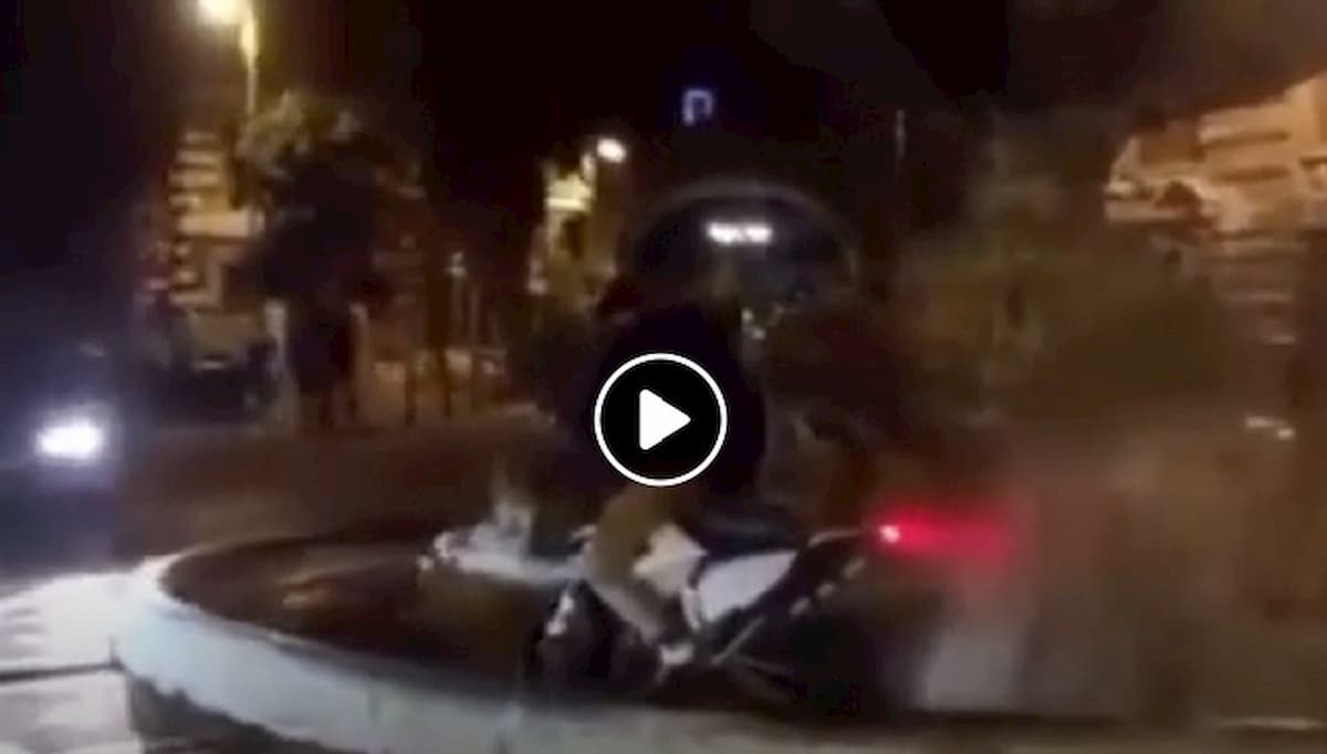 Roma Coppedè, scooter nella Fontana delle Rane. Il vandalo dà gas nell'acqua VIDEO