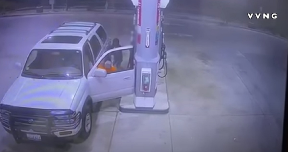 Uomo aggredito e picchiato da due ragazzi che gli rubano l'auto VIDEO