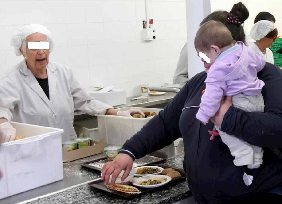 Genova, persone in coda alla mensa dei poveri: multa per assembramento