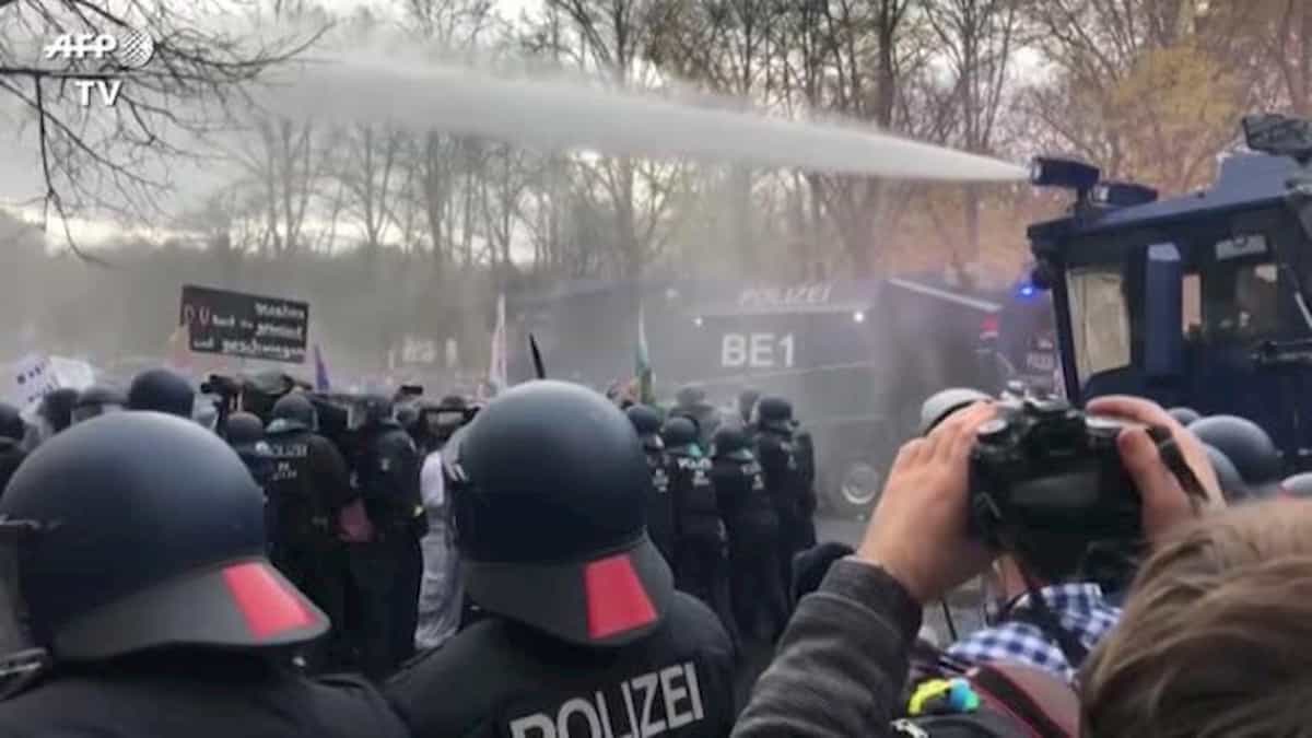 Covid. Idranti polizia sparano vaccino, dirlo è crimine organizzato, altro che fake news