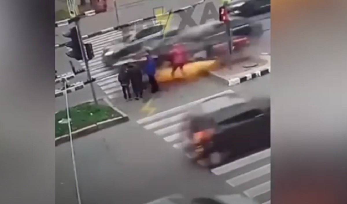 Investe una famiglia sulle strisce pedonali: incidente choc in Ucraina VIDEO