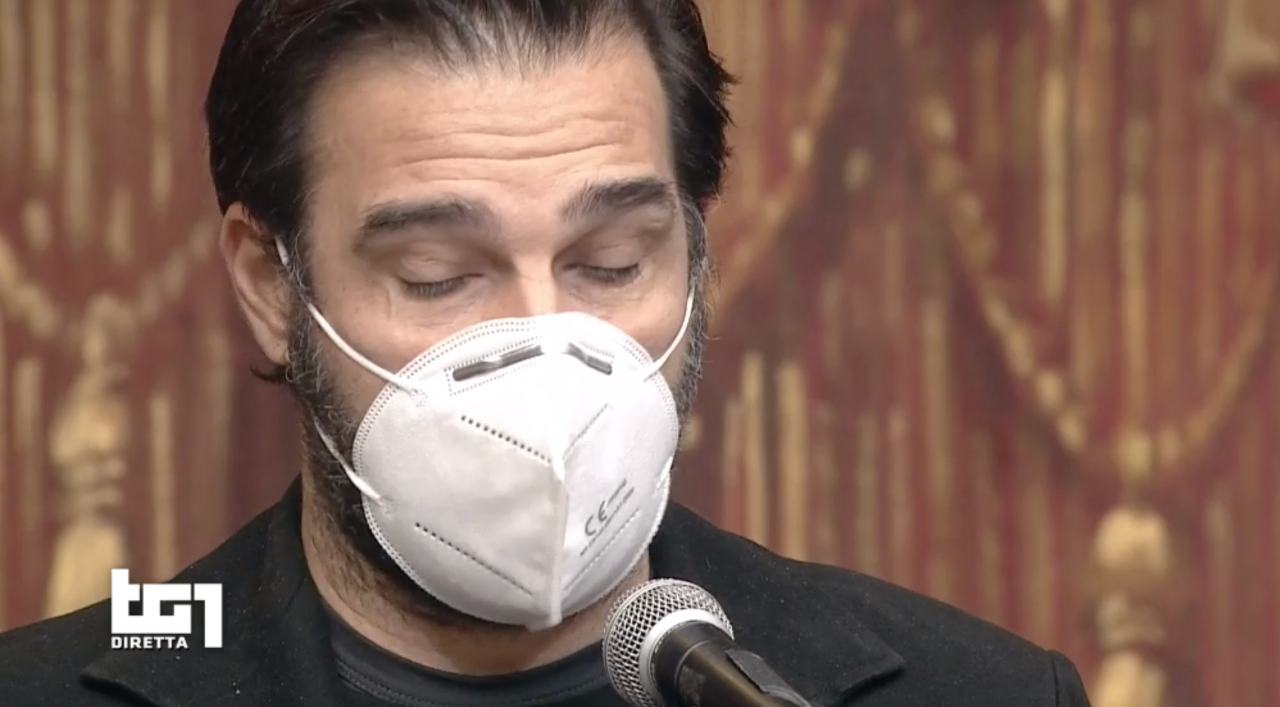 Gigi Proietti funerali, Edoardo Leo in lacrime. Enrico Brignano: "Mi hai aperto la porta dei sogni"