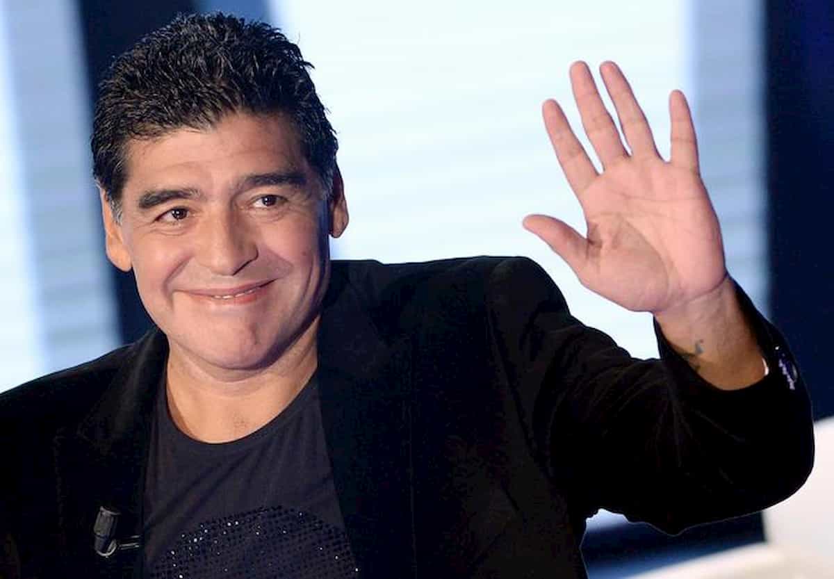 Maradona, il cuore pesava il doppio del normale. Spuntano le chat WhatsApp: "PapĂ ha vomitato"