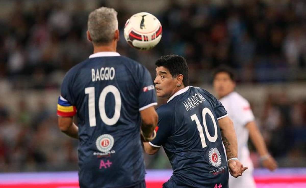 Maradona, il pallone nella bara per ricordarsi della sua vita "normale": quella sul campo da calcio