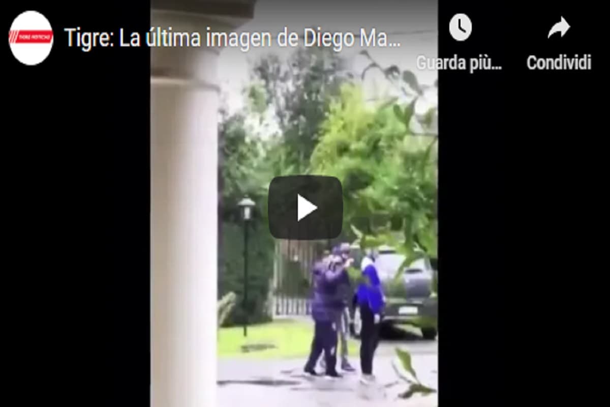 Maradona, l'ultimo video: cammina a fatica sorretto dagli infermieri VIDEO