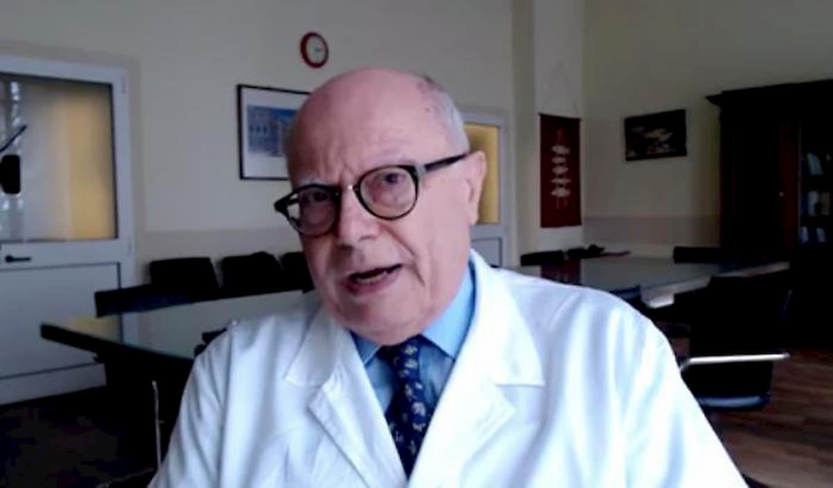 Vaccino inutile per chi ha già avuto il Covid? Galli e la memoria immunologica di chi ha già gli anticorpi