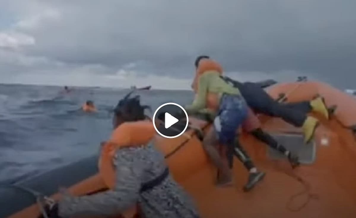 La mamma urla ai soccorritori: "Ho perso mio figlio". Triste simbolo del naufragio dei migranti VIDEO