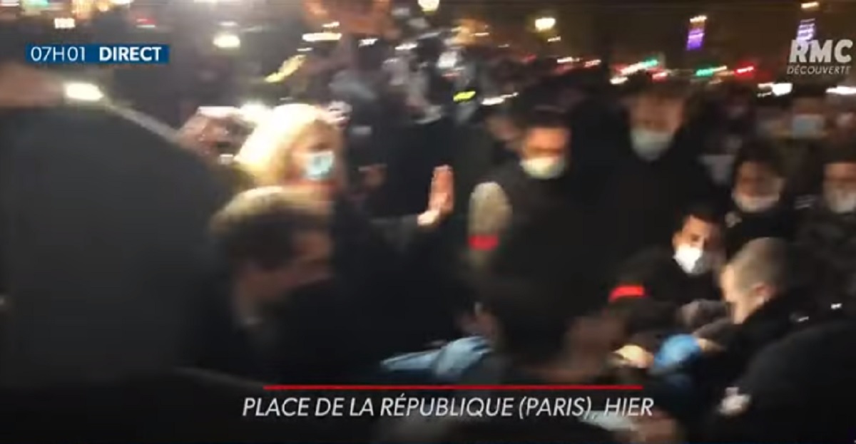 Parigi, violento sgombero di migranti: poliziotto fa lo sgambetto a chi scappa VIDEO