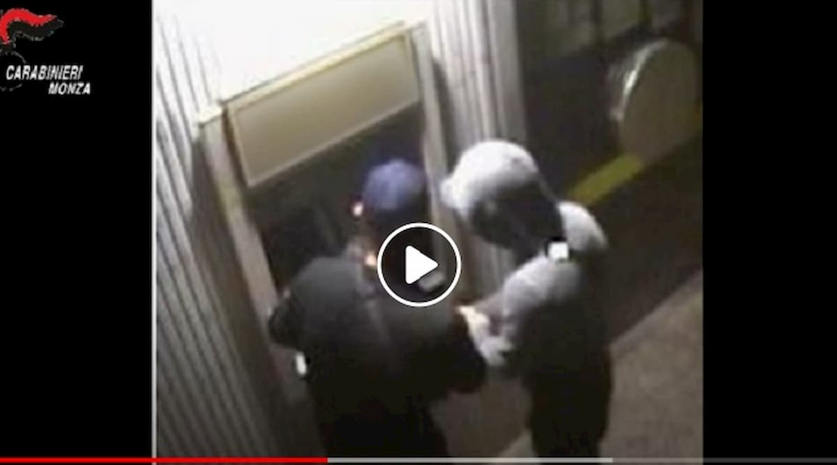 La banda del Bancomat "prelevava" i soldi grazie alla tecnica del "black box" VIDEO