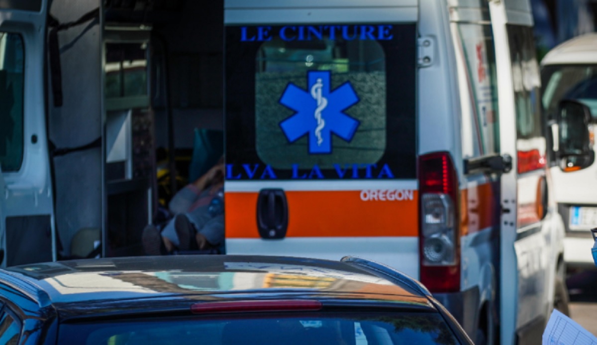 Napoli, assembramenti al mare e ambulanze in coda. A Palermo ammassati per la "frittola"