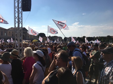 Italia dei miracoli. A San Biagio (Montepulciano) in Toscana il parroco annuncia il prodigio della Madonna del Buon Viaggio. Per ora non dice di cosa si tratta: "Un evento prodigioso non spiegabile scientificamente".Negazionisti uguale sociopatici? Una ricerca brasiliana li accusa. Nella foto Ansa: negazionisti in piazza a Padova